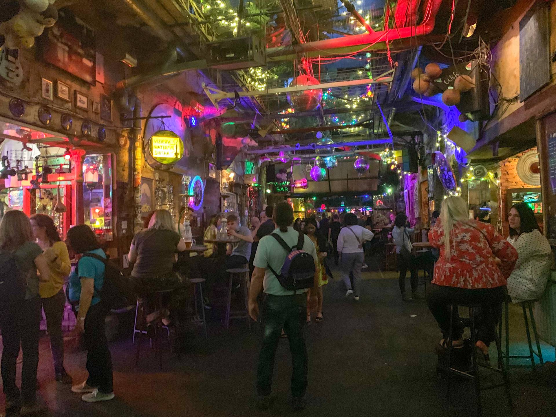 Best food and drink spots in Budapest. Szimpla Kert ruin bar